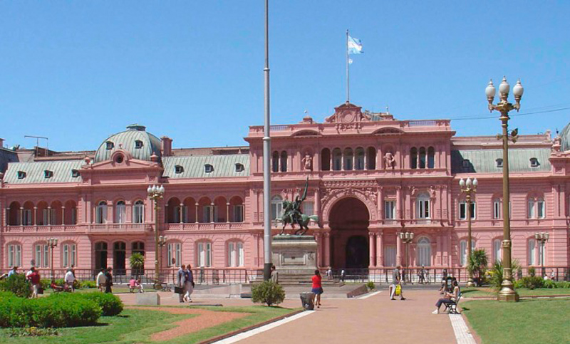 Detuvieron a dos jóvenes por amenazar por Twitter volar la Casa Rosada