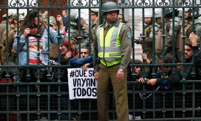 Estudiantes chilenos se encadenan en protesta contra la reforma educativa