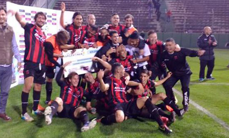 Defensores de Belgrano le ganó al Decano y sigue en carrera