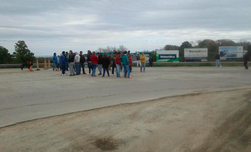 Grupo de pescadores corta tránsito en el puente Rosario-Victoria