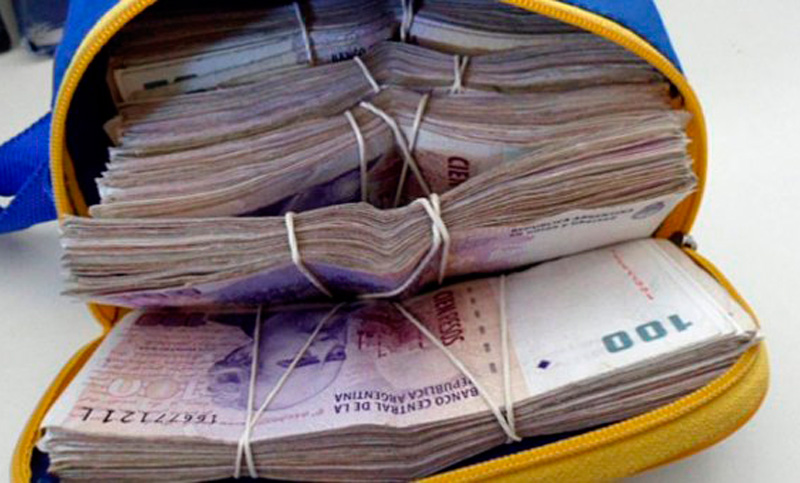 Joven devolvió $200.000 que se le cayeron a un hombre a la salida de un banco