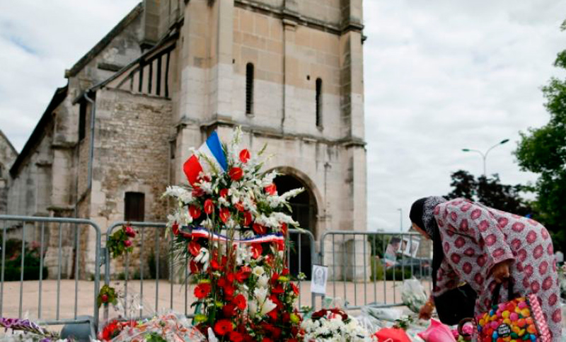 Cristianos y musulmanes rinden homenaje a sacerdote francés  degollado