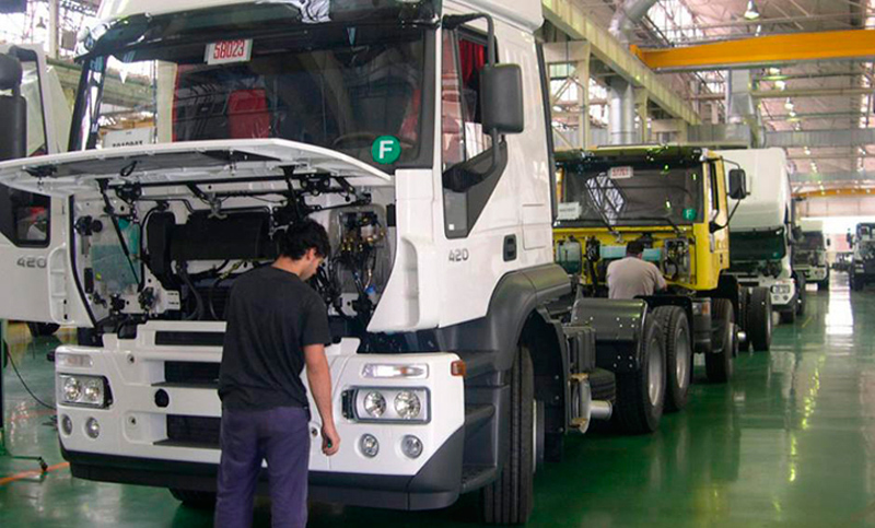Automotrices cordobesas anunciaron 4000 suspensiones
