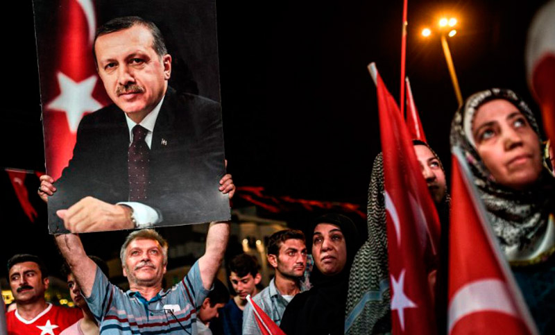 Turquía amplía poderes policiales y anuncia cierre de escuelas privadas
