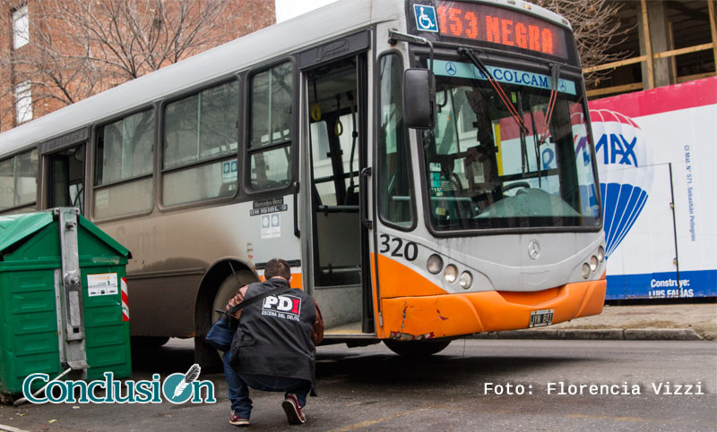 Hombre murió al quedar y ser arrollado por un colectivo