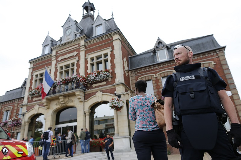 Arzobispo de Rouen y Francisco unidos en un mensaje de paz luego del atentado