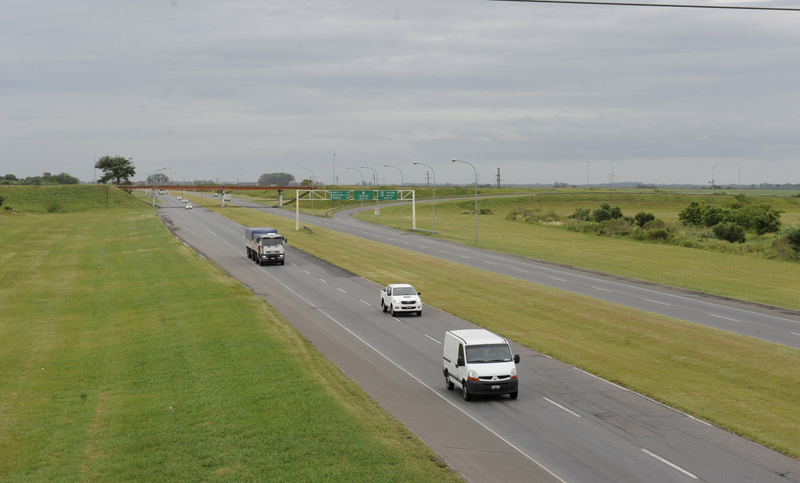Un auto y un camión chocaron en la autopista Rosario-Buenos Aires