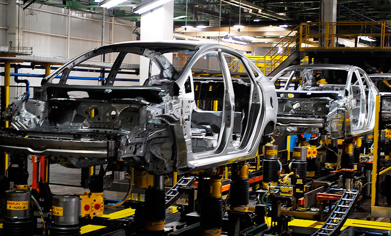 La producción de autos cayó en octubre 16,4%, según Adefa