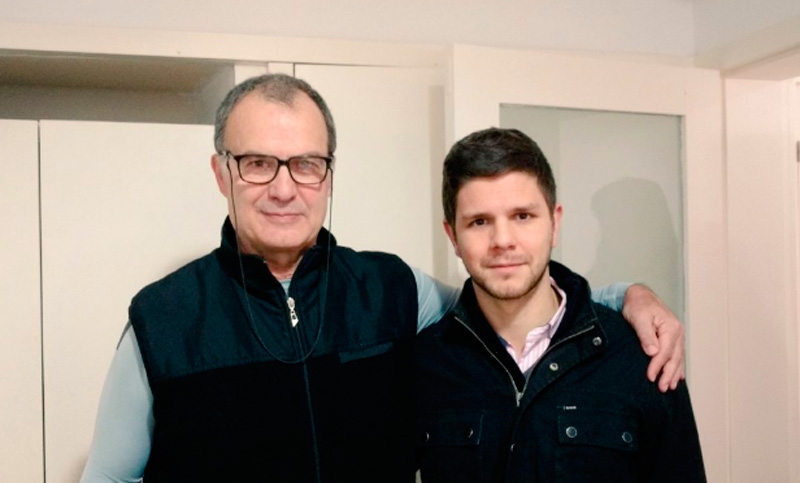 Marcelo Bielsa está en Rosario y fue a renovar su licencia de conducir
