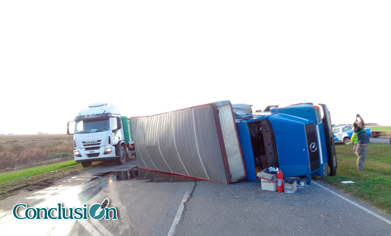 Camión volcó en plena ruta y su conductor resultó herido