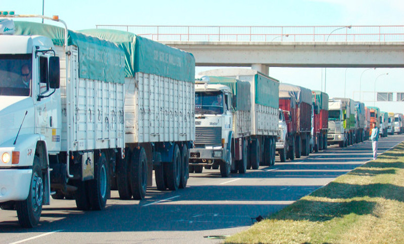 Por un paro de transportistas, desde el lunes los camiones no ingresarán a los puertos