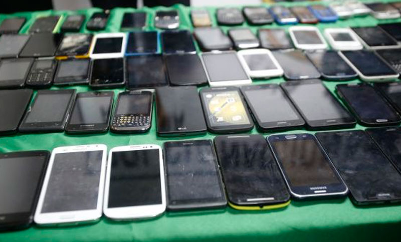 Durante 2016 se vendieron 285 celulares por hora en el mercado ilegal