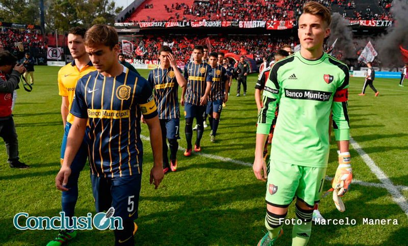 Por un clásico en paz: los equipos salieron juntos y posaron abrazados