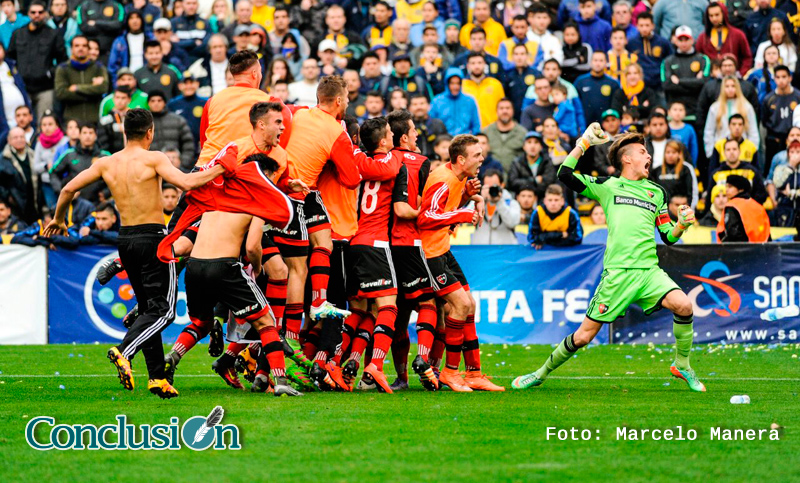 Newell’s eliminó a Central en los penales y festeja su pasaje a semis