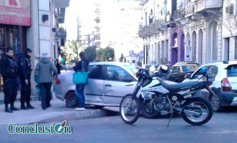 Camión de caudales chocó con un vehículo en pleno centro