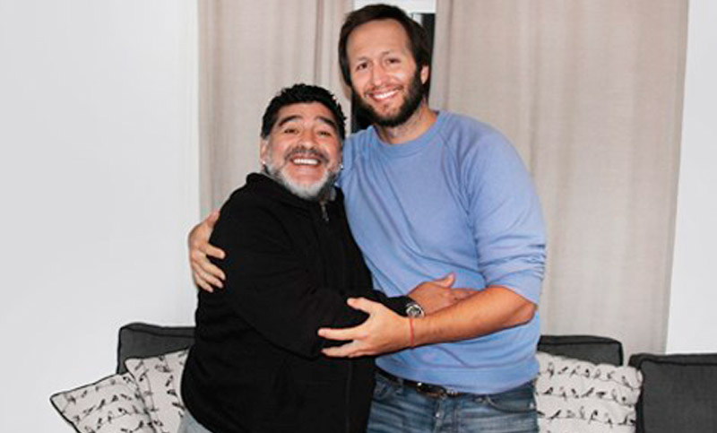 Maradona firmó con Telefé un acuerdo para una superproducción sobre su vida