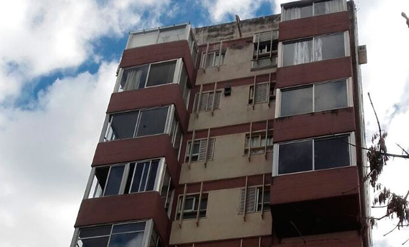 Falleció joven que intentó saltar de un balcón a otro y cayó del 7º piso