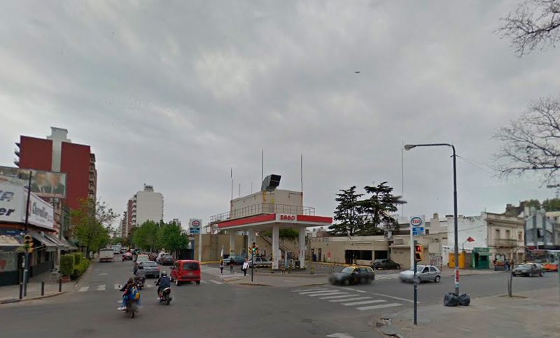 Dejó el taxi en marcha en una estación de servicio y se lo robaron
