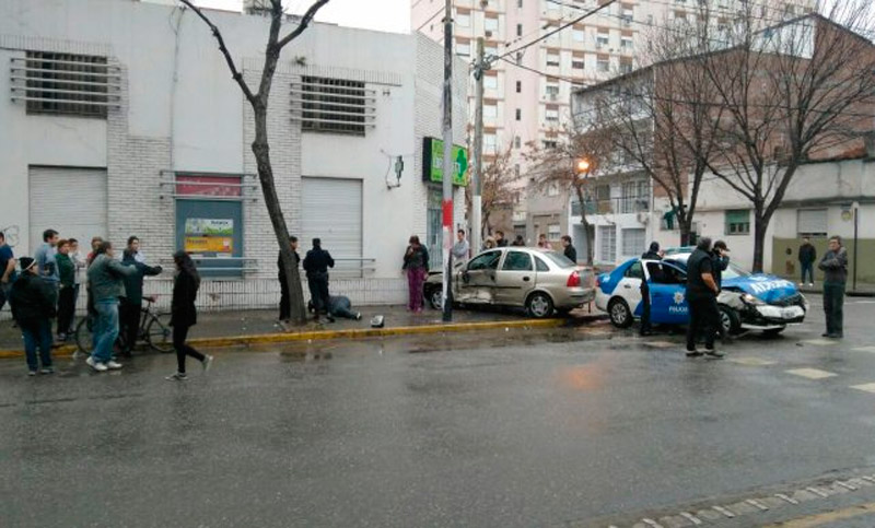 Un patrullero en contramano chocó a un auto y embistió a una persona