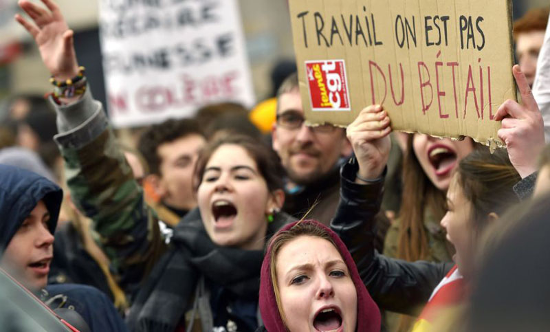 Francia: aprueban por decreto la controvertida reforma laboral