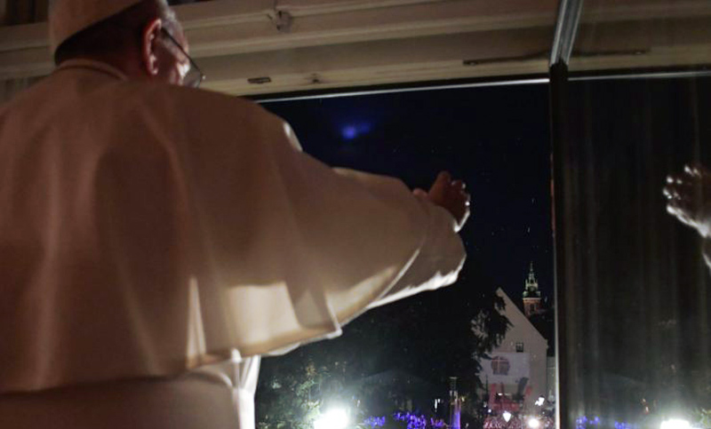 En el saludo de la noche, el Papa recordó tres palabras: permiso, gracias, perdón