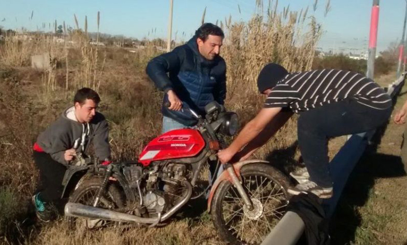 Jefe comunal de Ibarlucea persiguió y atrapó a dos ladrones que le habían robado a una vecina