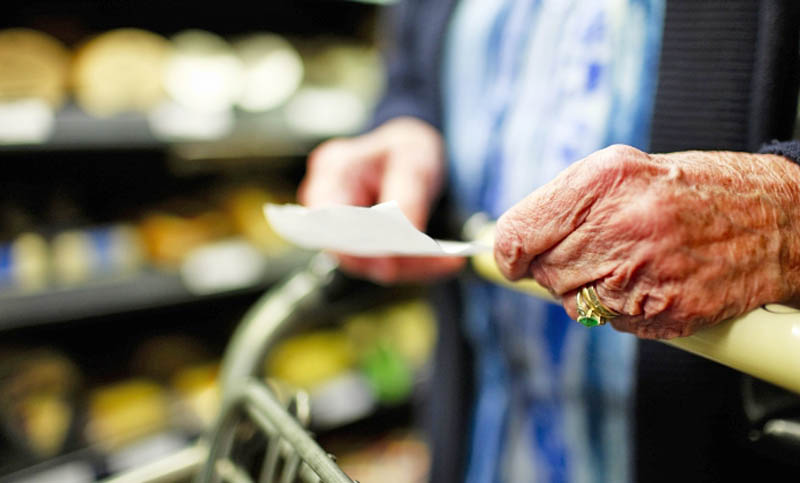 Las compras con débito traen beneficios para los jubilados
