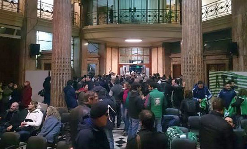 Toman el ministerio de Modernización en reclamo por los despidos