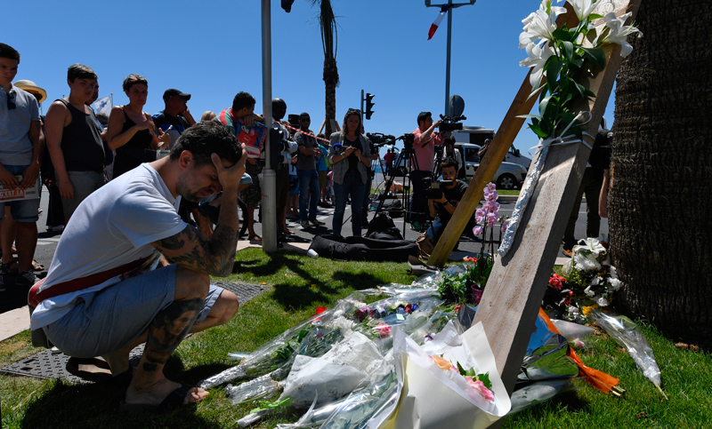 Estupor, dolor y bronca en la escena del horror tras el ataque terrorista en Niza