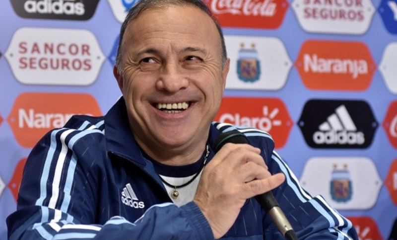 Olarticoechea aseguró que habló con Bielsa y se puso «a disposición»