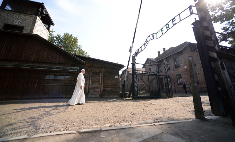 El Papa reza en Auschwitz por las víctimas de los nazis y se reúne con sobrevivientes