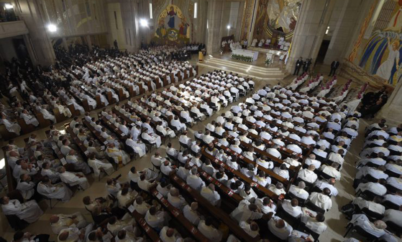El Papa pide a la iglesia polaca “abrir las puertas” y huir de los “poderes del mundo”