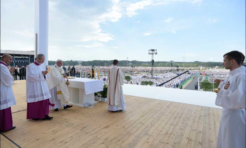 El Papa clausura la JMJ: ‘A Dios no le importa qué móvil tienes, le importas tú’