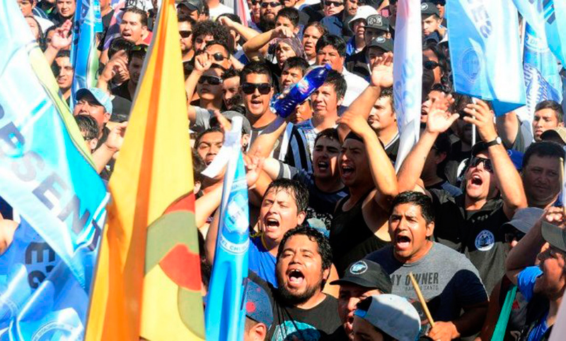 Petrolera envió 100 telegramas de suspensiones  y el sindicato anuncia «estallido social»