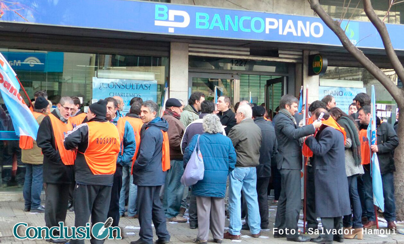 Manifestación de La Bancaria frente a Banco Piano por despidos