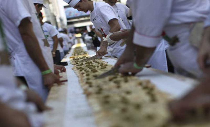 ¡Comida ‘caserita’! Se prepara en Rosario, la pizza más larga del Litoral