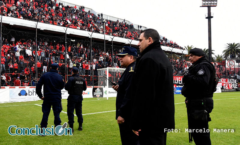 Incidentes en la tribuna Leprosa, con la interna de la barra de fondo