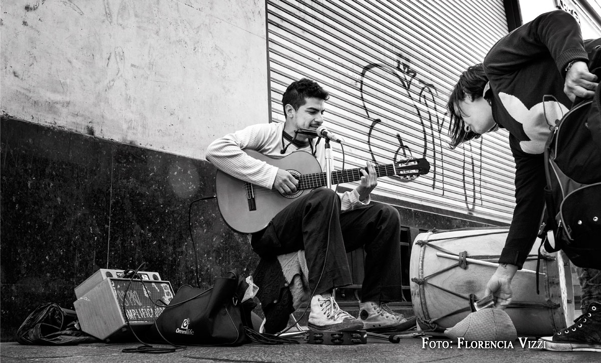 Artistas callejeros llenando de alma las calles de la ciudad… los rosarinos, agradecidos…