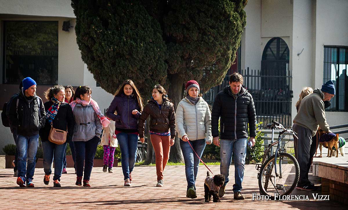 Los rosarinos no se dejan amilanar: gorros, bufandas, guantes y abrigos para los perros. Todos los recursos para combatir la ola polar…