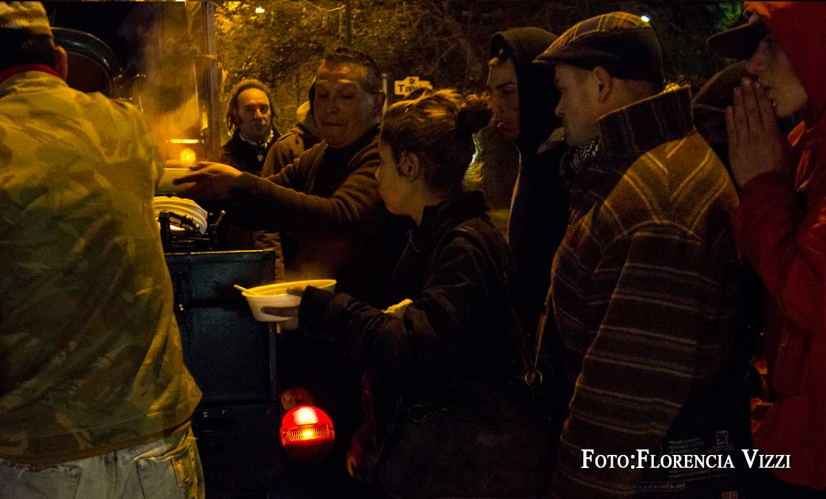 El amor combatiendo el frío… ex combatientes, repartiendo comida caliente en los rincones de la ciudad…