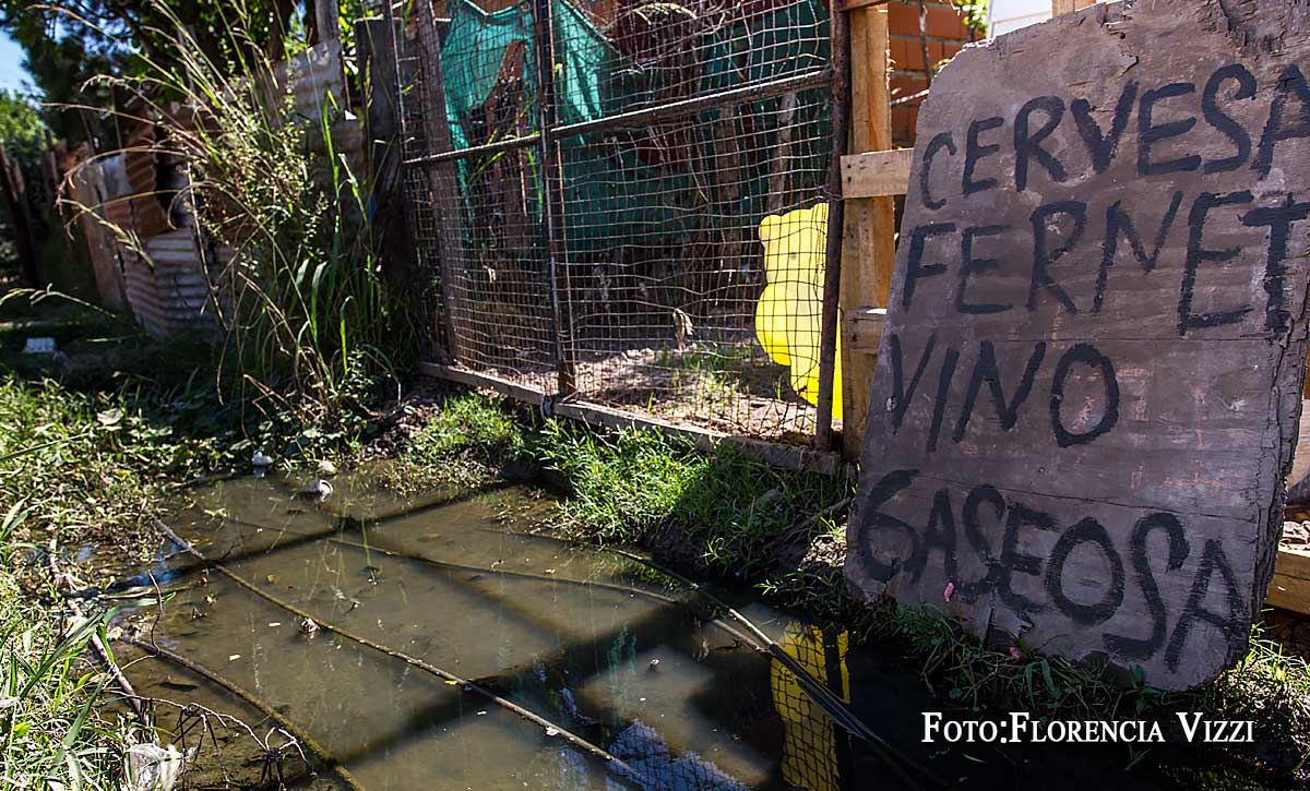 No es fácil el rebusque, pero se intenta. Sin embargo las zanjas, complican el negocio… Barrio Bella Vista, Rosario.