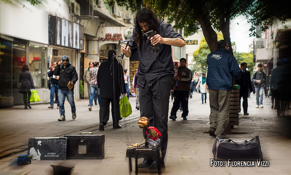 Habitantes imprescindibles de nuestra peatonal, Charly y su inseparable compañero de ruta…