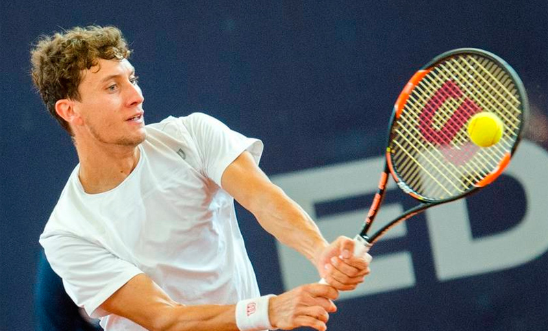 Renzo Olivo dio la nota y eliminó a Kohlschreiber en Hamburgo