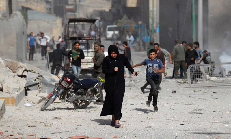 Decenas de personas abandonaron Alepo mientras persisten los bombardeos en otras zonas