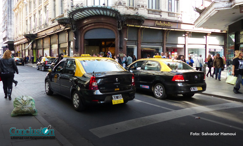 Suspenden la licencia del taxista acusado de exhibición obscena