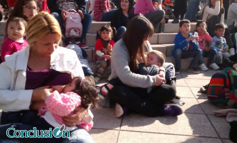 Rosario se sumó a la «teteada” solidaria en el Monumento
