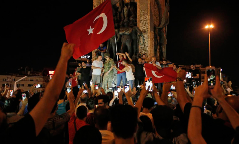 Fracasó el sangriento golpe de Estado en Turquía: 265 muertos y 2.893 militares detenidos