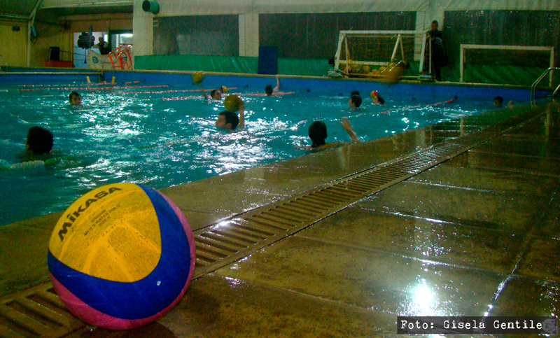 Waterpolo, un deporte que nos aleja de la tierra