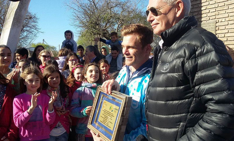 Nicolás Córdoba fue recibido con honores por su pueblo, en Alvarez