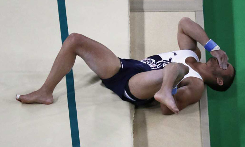 Terrible lesión de un gimnasta francés durante la competencia